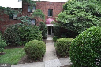 Building Photo - 1565 N Colonial Terrace