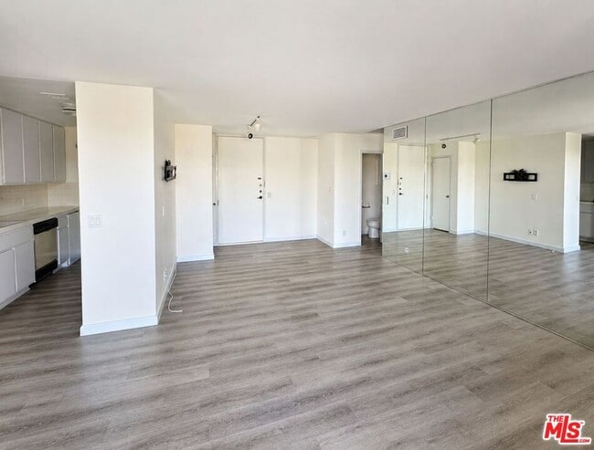 Building Photo - 100 S Doheny Dr