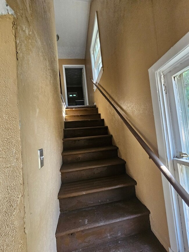 Building Photo - 3 bedroom home with fenced yard