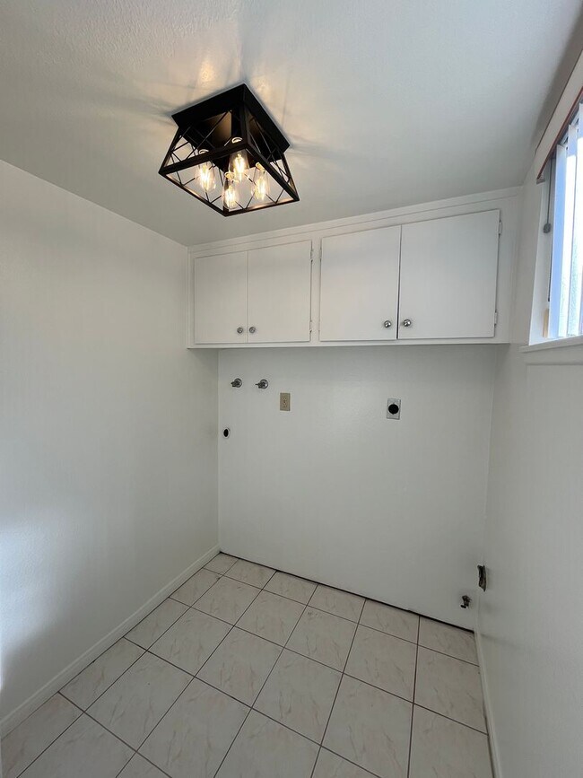 Building Photo - MOUNTAIN VIEWS!! Newbury Park 4+2.5 w/family rm, 2 fireplaces, cul-de-sac!