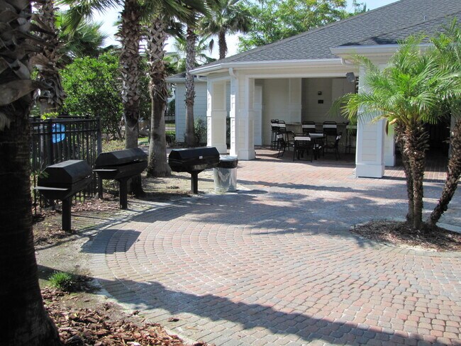 Building Photo - Gorgeous 3/2 Condo with 1 Car Garage in Ex...