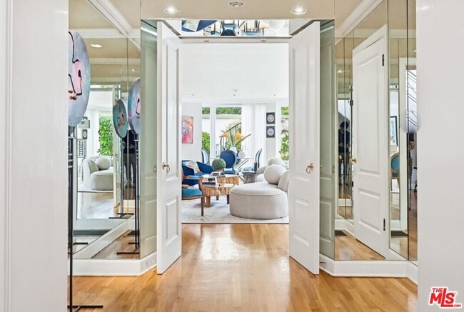 Building Photo - 516 S Rimpau Blvd