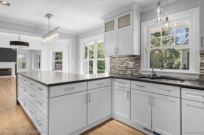 Building Photo - 2120 Buckingham Ave