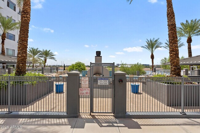 Building Photo - 945 E Playa Del Norte Dr