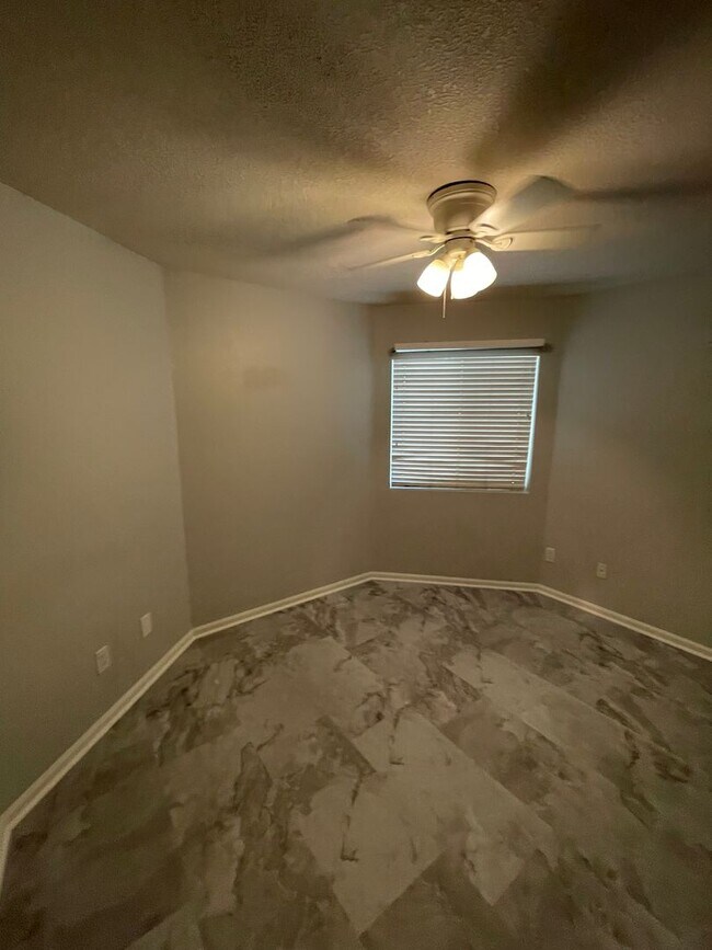 Building Photo - COMING SOON! Great Townhouse with 2 Bedrooms 2 Bath!