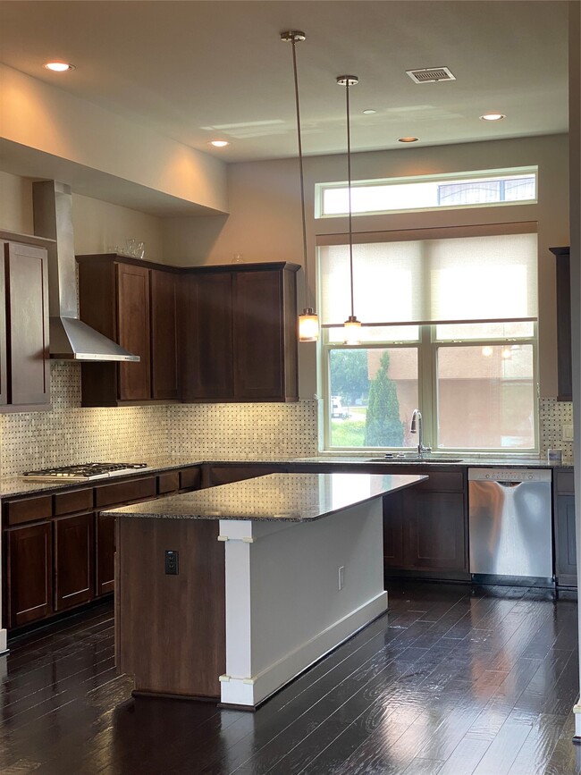 Building Photo - 115 E 2nd St