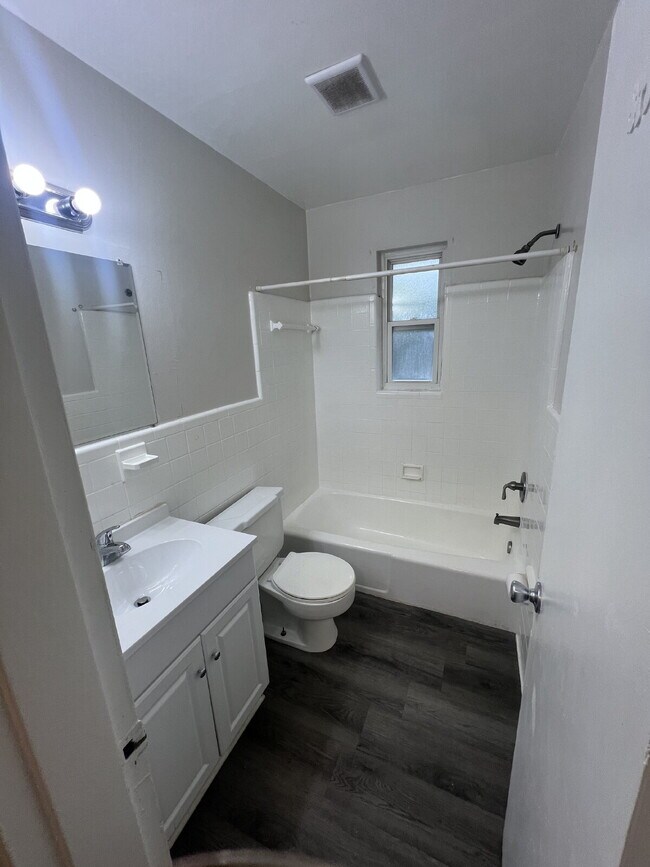 Building Photo - Charming 1 Bedroom Apartment in Woodbridge...