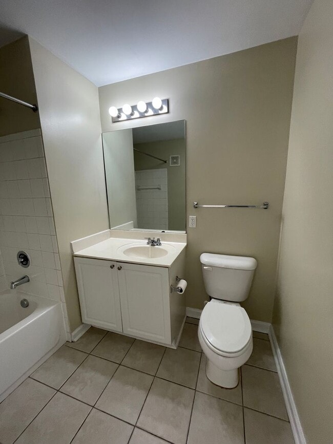 Building Photo - 15-1512 Dukes