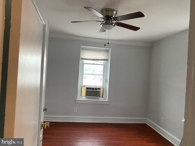 Building Photo - 1221 S 52nd St