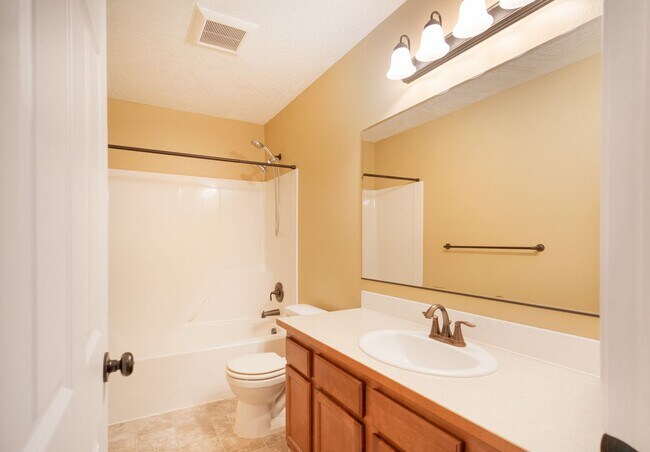 Building Photo - 3 Bedroom, 2 bathroom townhouse on Sunnyside Hill!