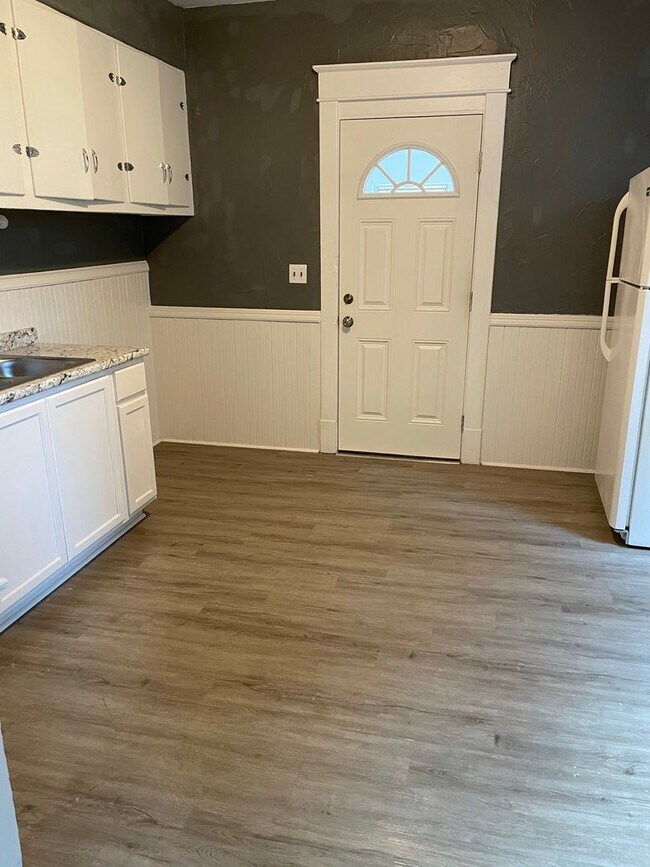 Building Photo - 917-919 W 7th St