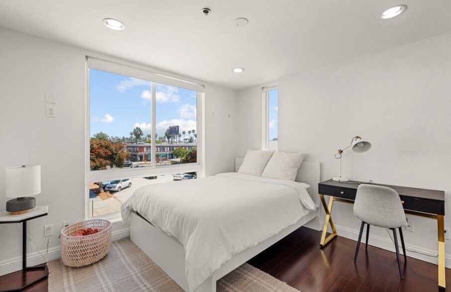 Building Photo - 924 Hornblend St