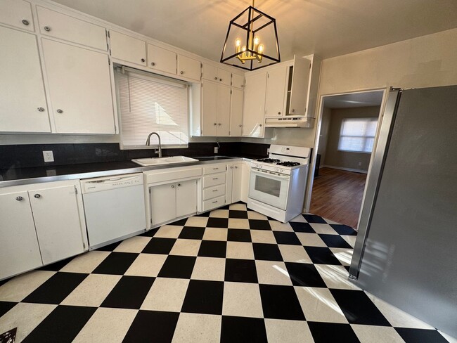 Building Photo - Well Maintained University Home!