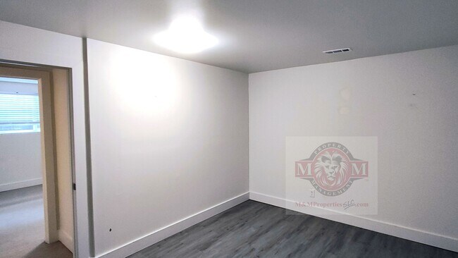 Building Photo - Remodeled 3 Bd 2 Ba Duplex Above Foothill