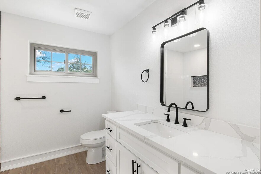 Building Photo - 123 E Brandon