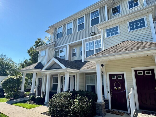 Building Photo - 25 Fairways Dr