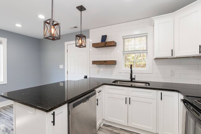 Building Photo - Three Bedroom Home!