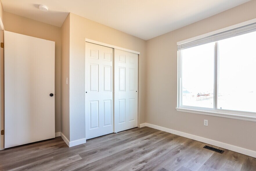 Building Photo - 981 Conifer Ct