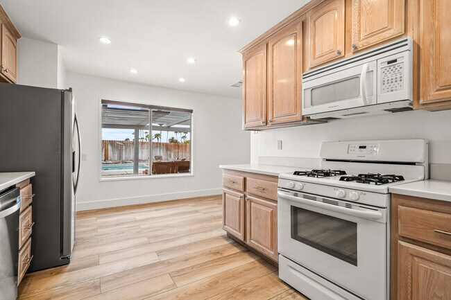 Building Photo - 912 N Camino Condor