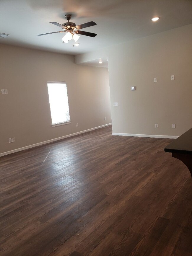 Building Photo - $500 OFF 1ST MONTH RENT