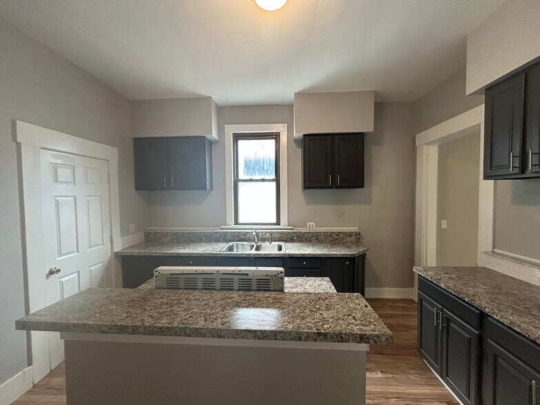 Kitchen - 3049 Riverside Dr