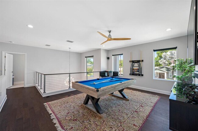 Building Photo - 902 W Plymouth St