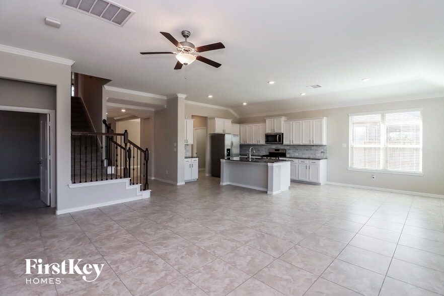 Building Photo - 6406 Wolf Run Dr