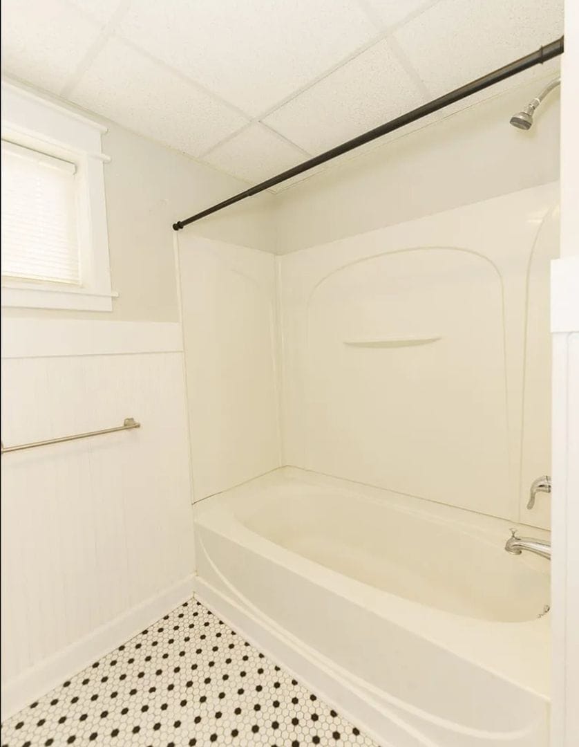 Building Photo - 121 Main St