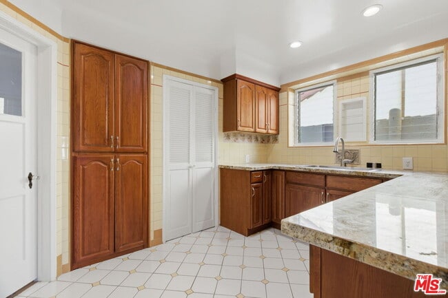 Building Photo - 307 S Doheny Dr