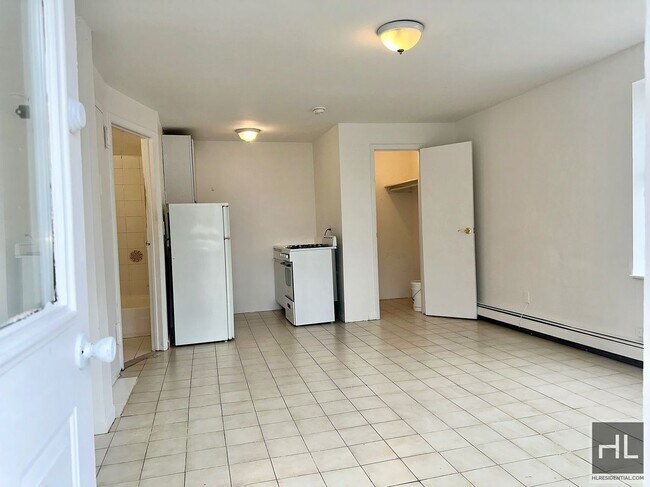 Building Photo - 76 DRIVE - Studio