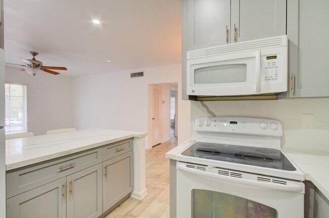 Building Photo - 2260 NE 67th St