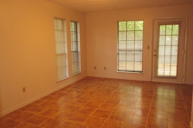 Building Photo - 126 Classic Ct