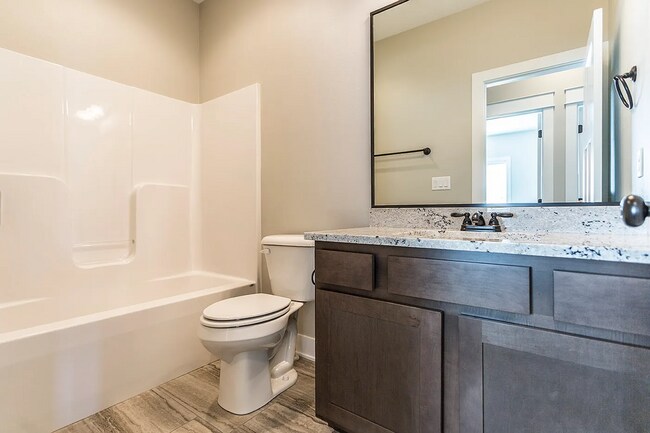 Building Photo - Spacious 4-Bedroom Home in Urbandale | Fin...