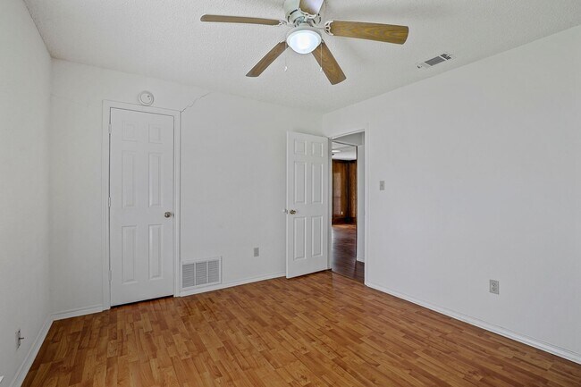 Building Photo - 215 E Pritchard Ln