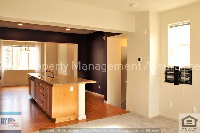 Building Photo - Urban 3 BR / 3.5 BA + Bonus Loft, Townhous...