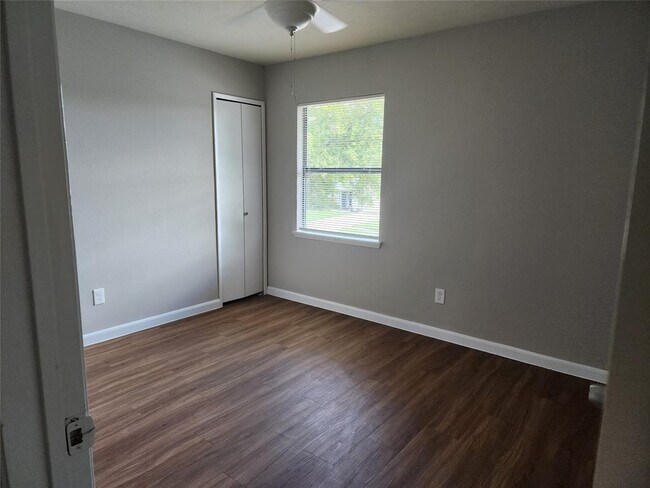 Building Photo - 10146 Horseshoe Bend Dr