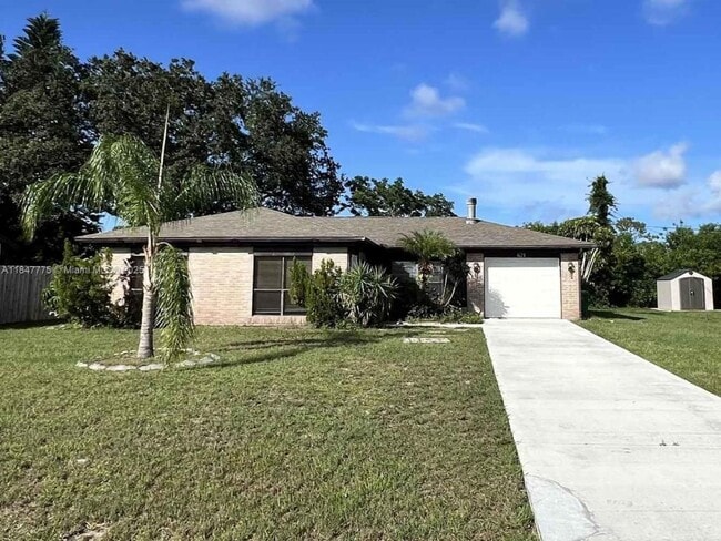 Building Photo - 621 NE Helicon Ln