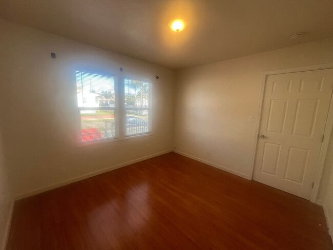 Building Photo - AMSI - Sunny One Bedroom