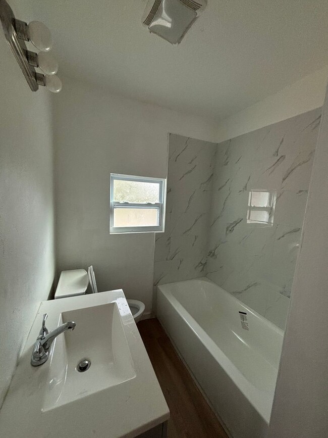 Building Photo - Newly Renovated 2 Bed 1 Bath Home