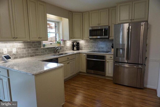Building Photo - 927 Fairway Dr NE
