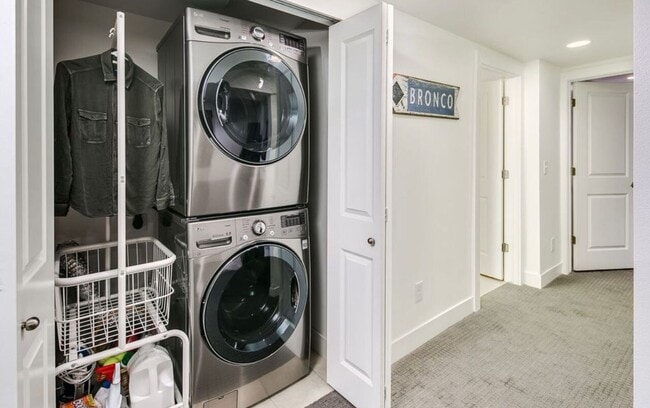 Building Photo - LOHI DUPLEX AVAILABLE IN JUNE