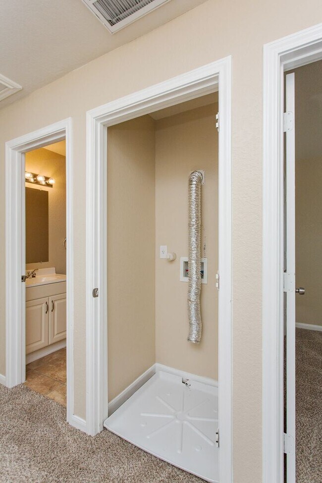 Building Photo - 3 bedroom Townhome in NW side for Rent! 50% off first months rent: November 2023 Special!