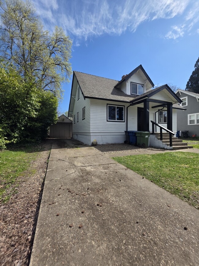 Building Photo - 1060-KE1060 15th St NE