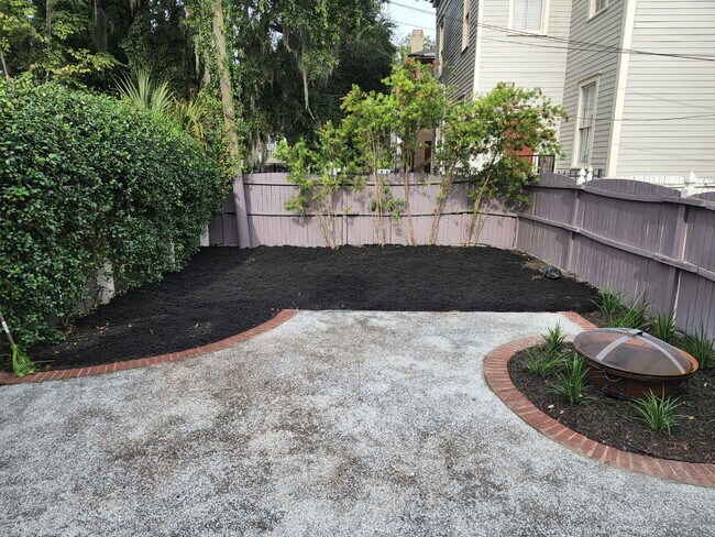 Building Photo - Historic Townhome !!