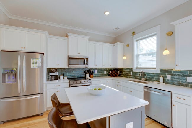 Building Photo - 615 E 33rd St