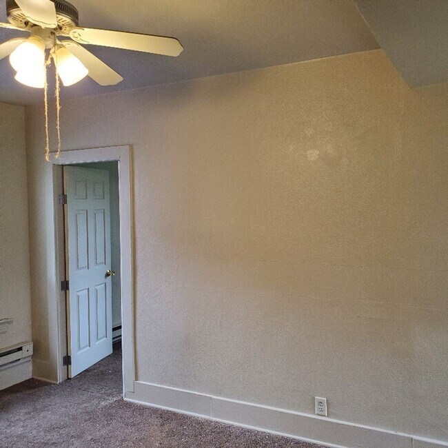 Building Photo - 1 BDRM APARTMENT FOR RENT.