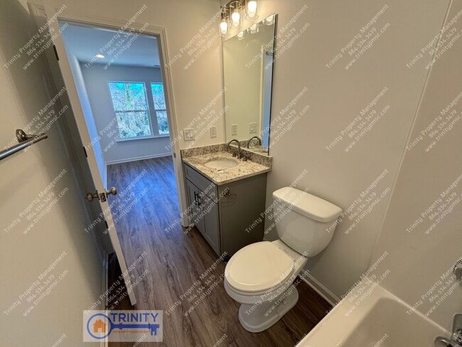 Building Photo - Gorgeous newly built townhome near downtow...
