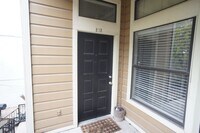 Building Photo - 2/2 Apartment Walking Distance from UT