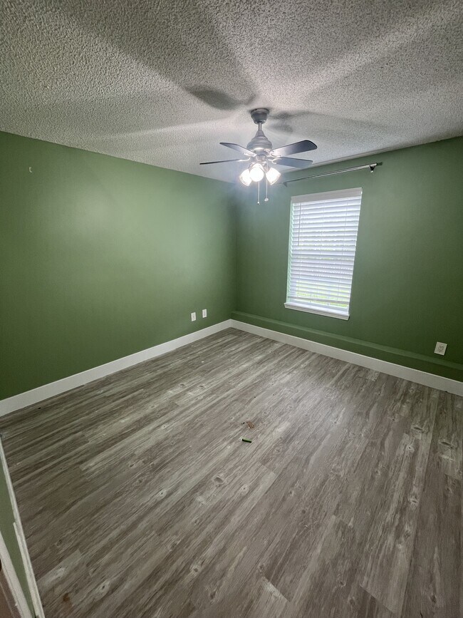Building Photo - 723 Iron Horse Dr