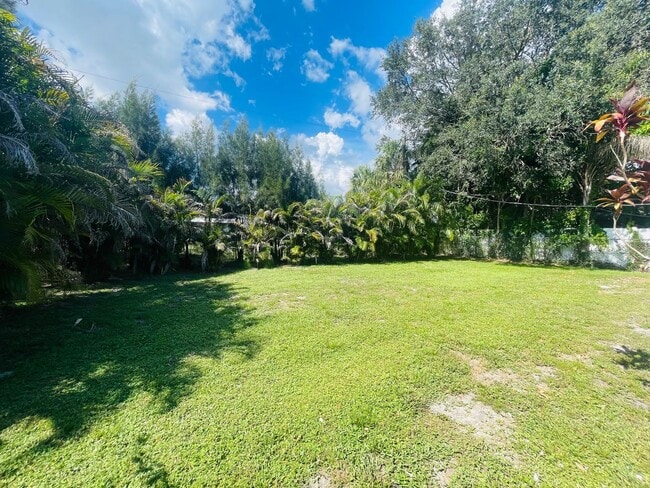 Building Photo - Spacious 2Bed/2Bath Home Avail. for Rent in Southgate Sarasota!!